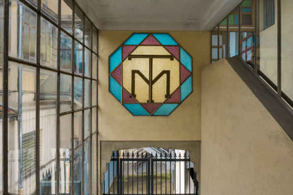 Escalier principal : fenêtre octogonale et vitrail. © Région Bourgogne-Franche-Comté, Inventaire du patrimoine