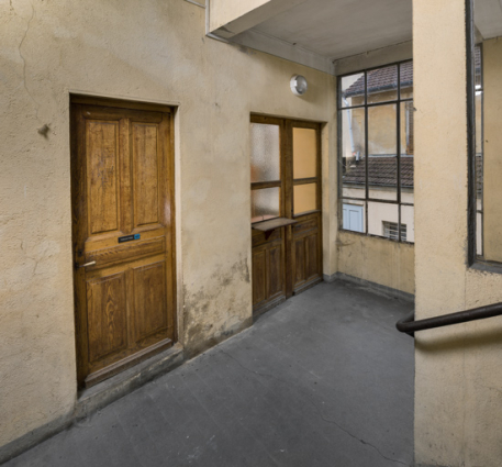 Escalier principal, repos : porte des sanitaires et guichet. © Région Bourgogne-Franche-Comté, Inventaire du patrimoine