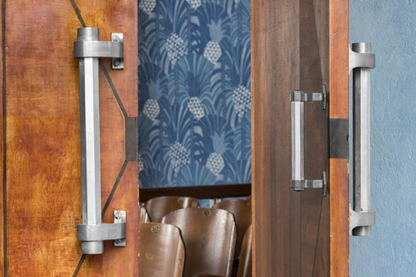 Galerie vitrée : détail des poignées octogonales d'une porte de la salle. © Région Bourgogne-Franche-Comté, Inventaire du patrimoine