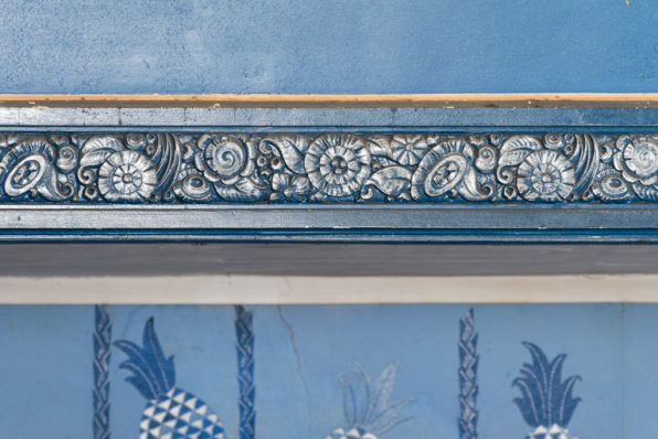 Décor en stuc sur le garde-corps du balcon. © Région Bourgogne-Franche-Comté, Inventaire du patrimoine