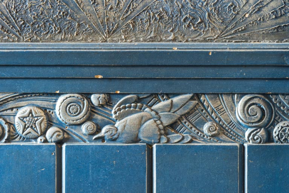 Lambris (au nez-de-scène côté jardin) : colombe (frise supérieure). © Région Bourgogne-Franche-Comté, Inventaire du patrimoine