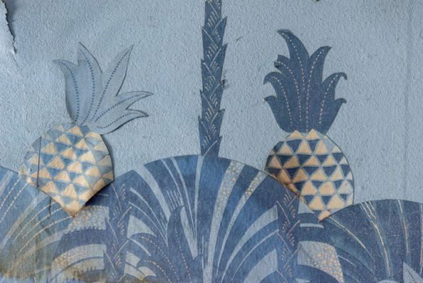 Papier peint (mur du fond) : motifs supérieurs découpés (détail). © Région Bourgogne-Franche-Comté, Inventaire du patrimoine