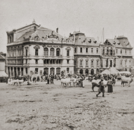 [Théâtre et hôtel de ville (en cours d'extension)]. S.d. [1901 ou 1902]. © Région Bourgogne-Franche-Comté, Inventaire du patrimoine