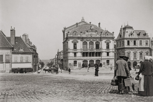[Le théâtre de trois quarts gauche (à gauche, l'hôtel de ville en cours d'extension)]. S.d. [1901 ou 1902]. © Région Bourgogne-Franche-Comté, Inventaire du patrimoine