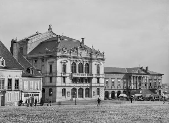 [Théâtre et hôtel de ville, depuis le sud]. S.d. [4e quart 19e siècle, entre 1884 et 1900]. © Région Bourgogne-Franche-Comté, Inventaire du patrimoine