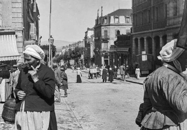 [Marché aux céréales, place du Champ de Mars. A droite, les arcades de la halle]. S.d. [limite 19e siècle 20e siècle]. © Région Bourgogne-Franche-Comté, Inventaire du patrimoine