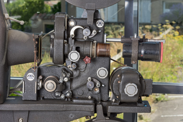 1er projecteur : chrono (bloc de projection, avec optique et moteur électrique). © Région Bourgogne-Franche-Comté, Inventaire du patrimoine