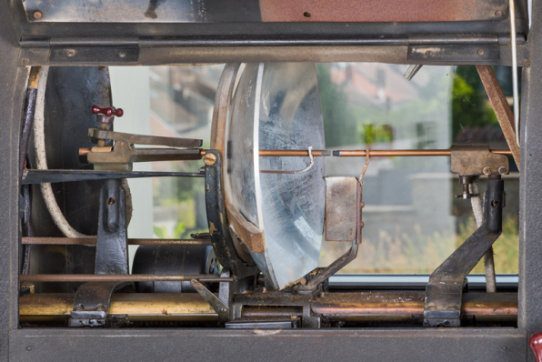  1er projecteur : lanterne ouverte, montrant miroir et électrodes. © Région Bourgogne-Franche-Comté, Inventaire du patrimoine