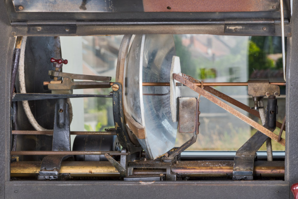  1er projecteur : lanterne ouverte, montrant miroir et électrodes, cache baissé. © Région Bourgogne-Franche-Comté, Inventaire du patrimoine