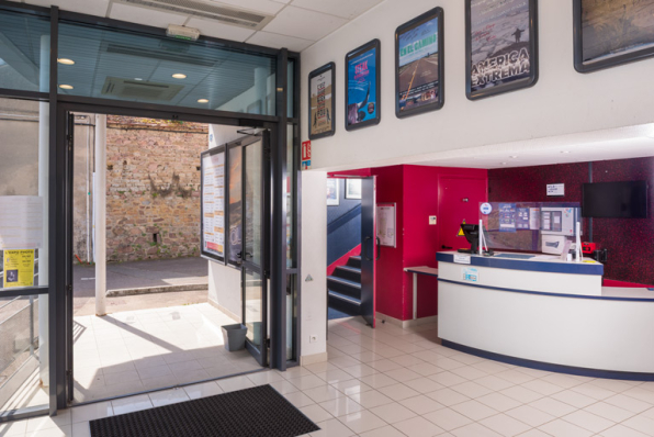 Vestibule. L'accès à la salle se trouve au centre, dans le prolongement de la banque d'accueil. © Région Bourgogne-Franche-Comté, Inventaire du patrimoine