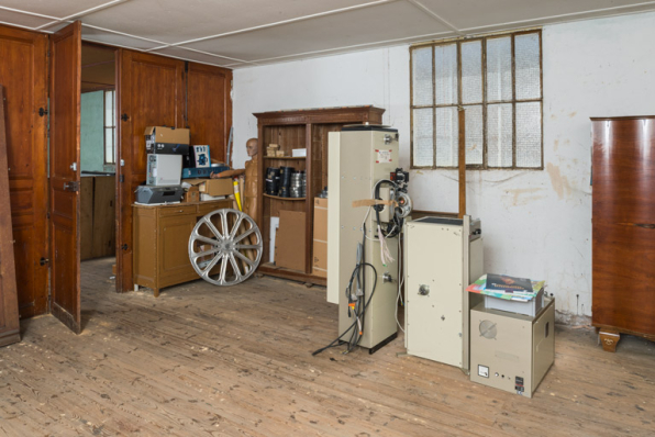 Ancienne salle de catéchisme : deuxième pièce. Modules du projecteur Kinoton. © Région Bourgogne-Franche-Comté, Inventaire du patrimoine
