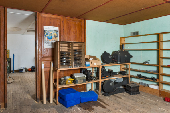 Ancienne salle de catéchisme : première pièce. En noir, les éléments du deuxième projecteur Etoile. © Région Bourgogne-Franche-Comté, Inventaire du patrimoine