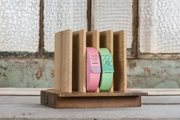 Socle et séparations (couvercle ôté), avec deux bobines de tickets. © Région Bourgogne-Franche-Comté, Inventaire du patrimoine