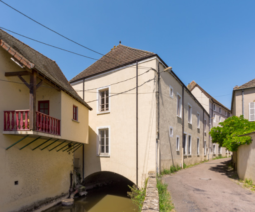 Façades postérieure (sur la rue des Marais) et latérale droite (sur la Semence), depuis le sud. © Région Bourgogne-Franche-Comté, Inventaire du patrimoine