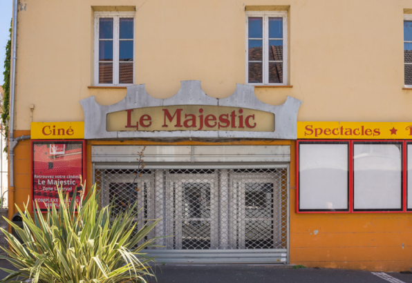 Façade antérieure : entrée et enseigne (cadrage horizontal). © Région Bourgogne-Franche-Comté, Inventaire du patrimoine