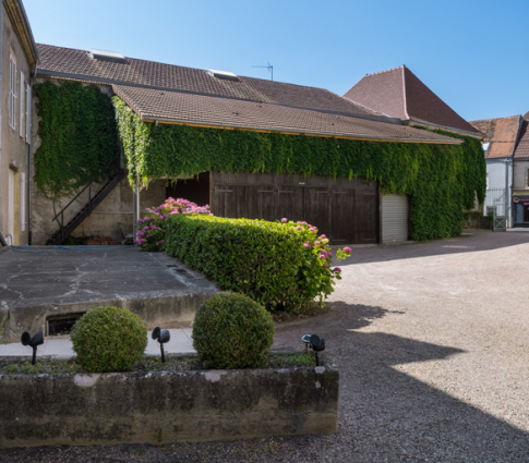 Façade latérale gauche, depuis une cour à l'est. © Région Bourgogne-Franche-Comté, Inventaire du patrimoine