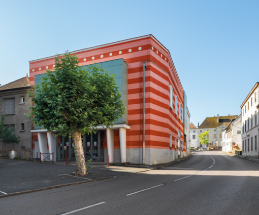 Vue d'ensemble, depuis la place des Lilas au nord : la salle de spectacle. © Région Bourgogne-Franche-Comté, Inventaire du patrimoine
