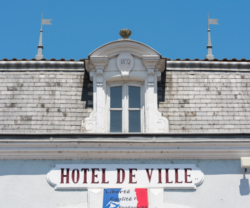 Mairie, façade antérieure : date portée sur la lucarne centrale. © Région Bourgogne-Franche-Comté, Inventaire du patrimoine