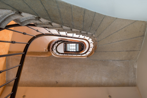Mairie : escalier, vu en contre-plongée. © Région Bourgogne-Franche-Comté, Inventaire du patrimoine