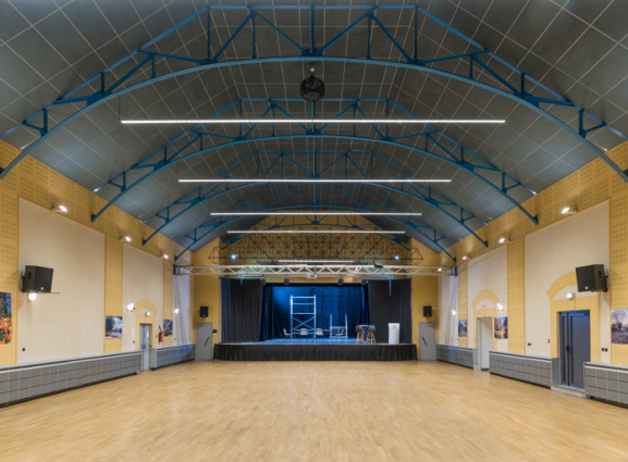 Salle, vue vers la scène. © Région Bourgogne-Franche-Comté, Inventaire du patrimoine