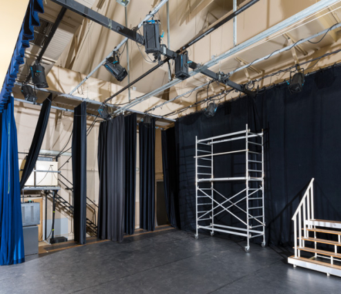 Scène : coulisses côté jardin. © Région Bourgogne-Franche-Comté, Inventaire du patrimoine