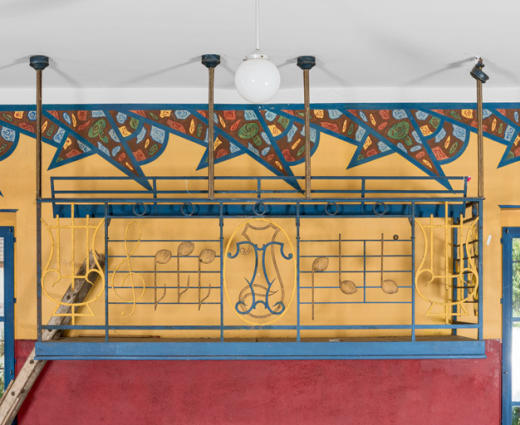 Salle de bal : galerie pour l'orchestre. © Région Bourgogne-Franche-Comté, Inventaire du patrimoine