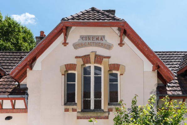 Façade antérieure : mur pignon, avec inscription. © Région Bourgogne-Franche-Comté, Inventaire du patrimoine