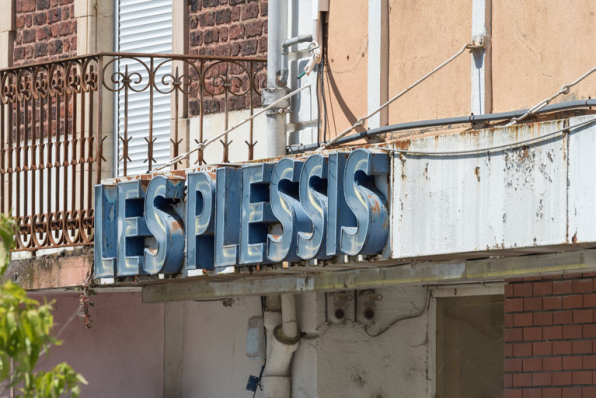 Cinéma : enseigne surmontant l'entrée. © Région Bourgogne-Franche-Comté, Inventaire du patrimoine
