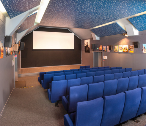 Salle, vue vers l'écran, de trois quarts. © Région Bourgogne-Franche-Comté, Inventaire du patrimoine