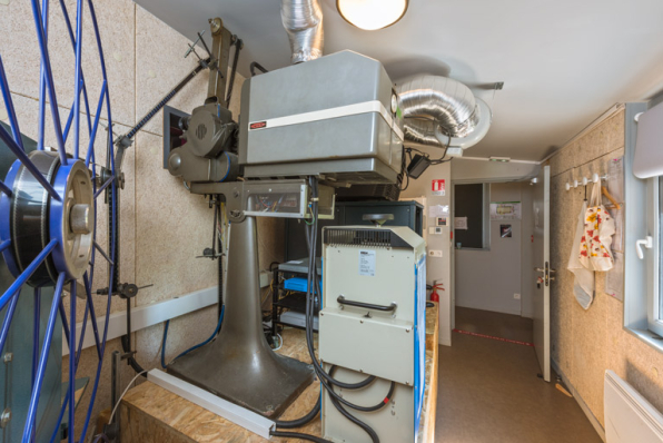 Cabine de projection. Au centre le projecteur argentique Fedi XV T et son redresseur Irem. © Région Bourgogne-Franche-Comté, Inventaire du patrimoine