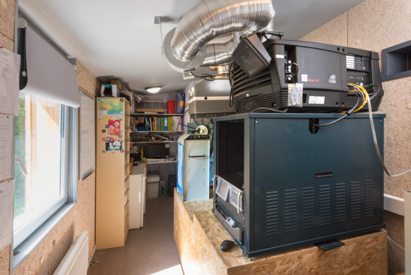 Cabine de projection. Au premier plan le projecteur numérique Barco DP2K-12C. © Région Bourgogne-Franche-Comté, Inventaire du patrimoine