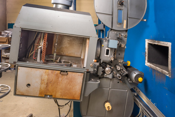 Projecteur : détail de la lanterne électrique ZX 2500 V et du chrono. © Région Bourgogne-Franche-Comté, Inventaire du patrimoine