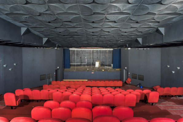 Cinéma : salle 1, vue rapprochée vers l'écran. © Région Bourgogne-Franche-Comté, Inventaire du patrimoine