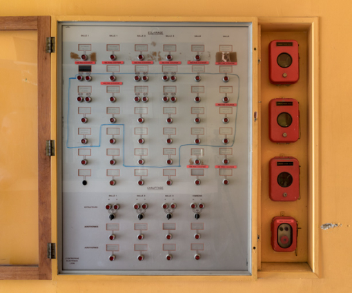 Cinéma : tableau de commande électrique dans le vestibule. © Région Bourgogne-Franche-Comté, Inventaire du patrimoine