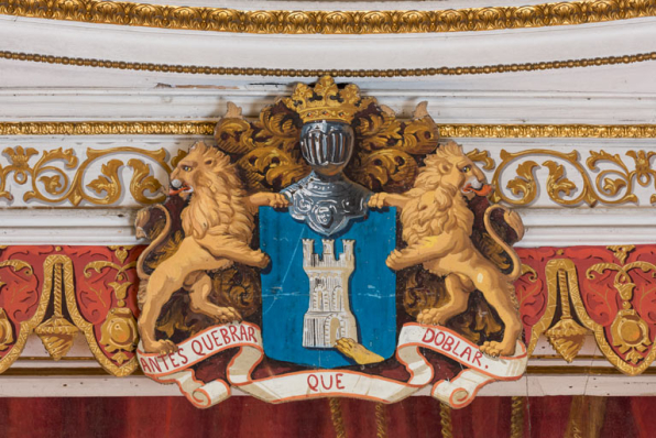 Cadre de scène : armoiries de la famille de Chabrillan. © Région Bourgogne-Franche-Comté, Inventaire du patrimoine