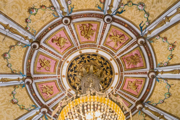 Plafond : trophées d'instruments de musique sur la partie centrale. © Région Bourgogne-Franche-Comté, Inventaire du patrimoine