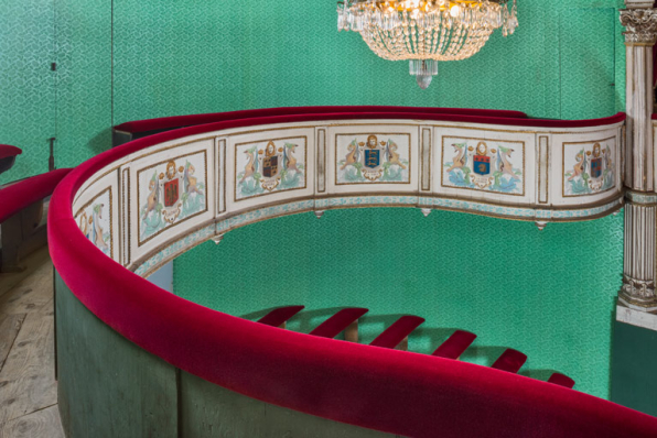 Salle : le balcon, vu de trois quart. © Région Bourgogne-Franche-Comté, Inventaire du patrimoine
