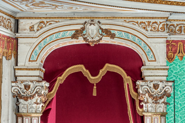 Loge d'avant-scène côté cour, au balcon : décor de la partie supérieure de la baie. © Région Bourgogne-Franche-Comté, Inventaire du patrimoine