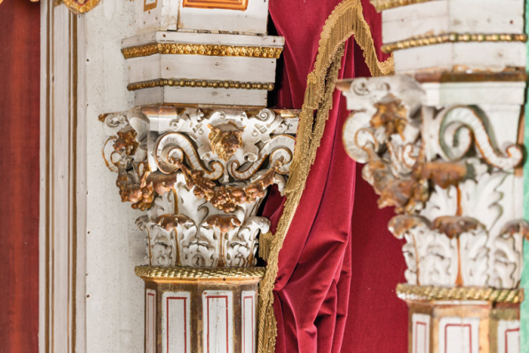 Chapiteaux corinthisants, vus en enfilade (loge d'avant-scène, balcon côté cour). © Région Bourgogne-Franche-Comté, Inventaire du patrimoine