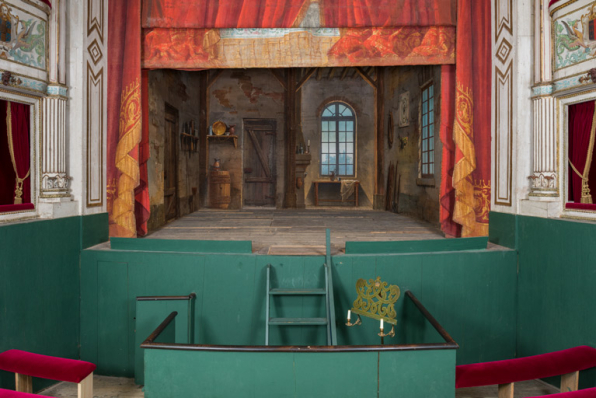 Salle, vue vers la scène : fosse d'orchestre, scène et décor scénique. © Région Bourgogne-Franche-Comté, Inventaire du patrimoine