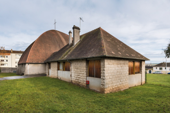 Centre paroissial. Vue de trois-quarts depuis le sud-ouest. Au premier plan, le presbytère.  © Région Bourgogne-Franche-Comté, Inventaire du patrimoine