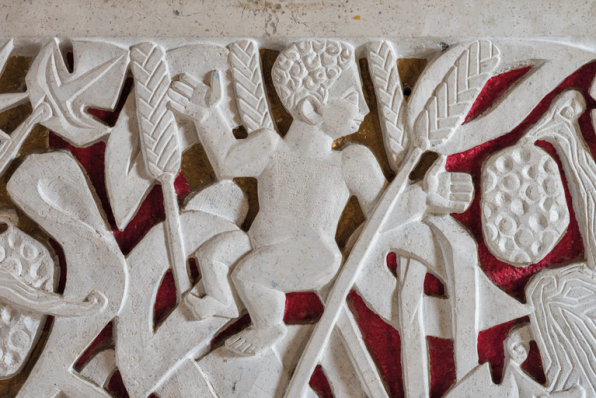 Autel. Détail de la façade sculptée : enfant et motifs végétaux.  © Région Bourgogne-Franche-Comté, Inventaire du patrimoine