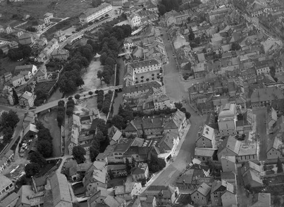 Le quai du Doubs, la rue Jeanne d'Arc et  la place Jules Pagnier au centre en 1956 © Région Bourgogne-Franche-Comté, Inventaire du patrimoine