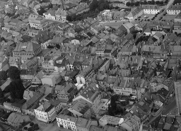 La rue de Vannolles, la rue de la Gare et  en arrière-plan la place Jules Pagnier en 1956. © Région Bourgogne-Franche-Comté, Inventaire du patrimoine