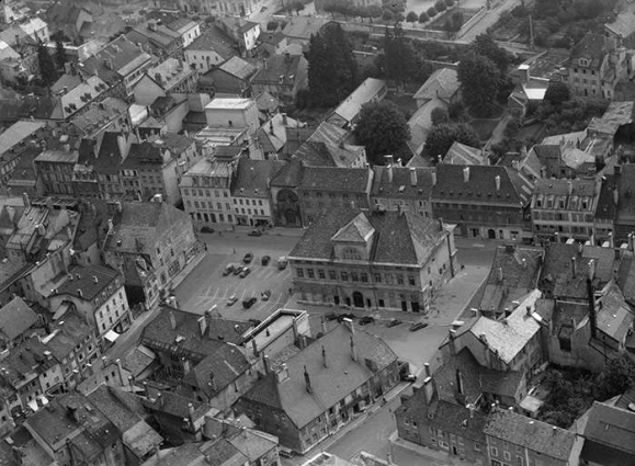 L'hôtel de ville situé rue de la République en 1956. © Région Bourgogne-Franche-Comté, Inventaire du patrimoine