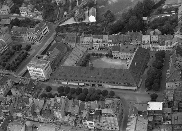 Vue aérienne des halles en 1956. © Région Bourgogne-Franche-Comté, Inventaire du patrimoine