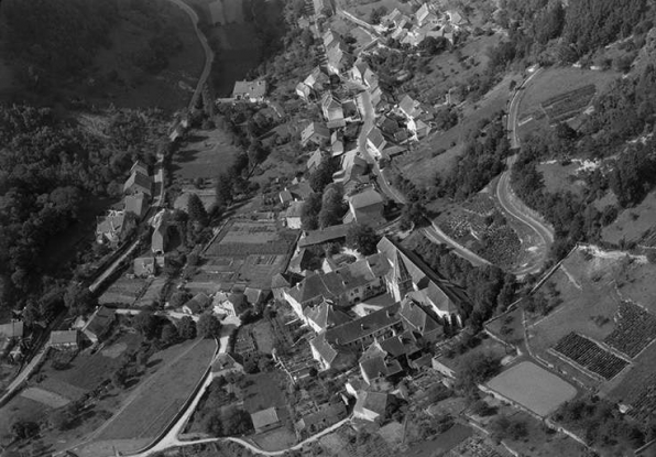 Vue aérienne du village et de l'abbaye en 1956. © Région Bourgogne-Franche-Comté, Inventaire du patrimoine