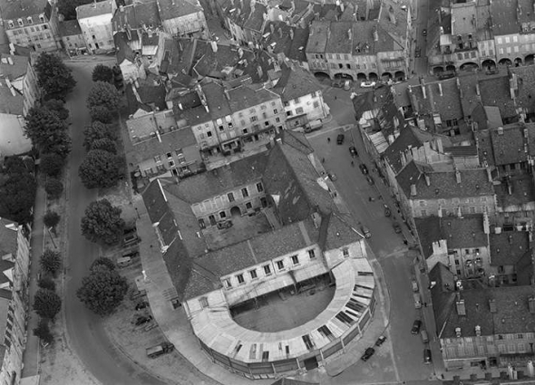 Vue aérienne en 1956, avec la halle. © Région Bourgogne-Franche-Comté, Inventaire du patrimoine