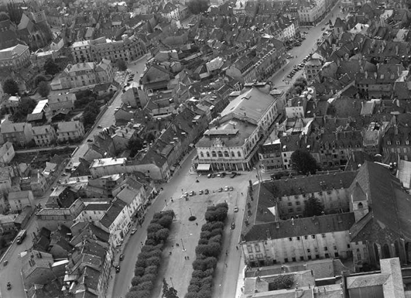 Vue aérienne en 1956 avec le théâtre au centre. © Région Bourgogne-Franche-Comté, Inventaire du patrimoine