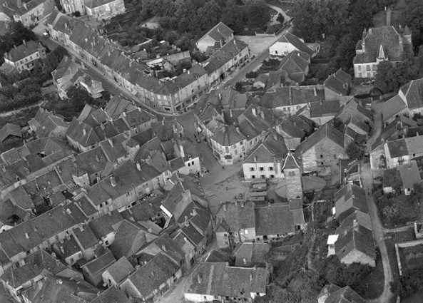 Vue aérienne du centre du village en 1956. © Région Bourgogne-Franche-Comté, Inventaire du patrimoine